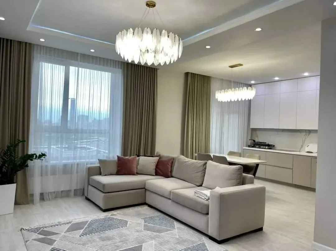 3 комнатная квартира, площадью 95 кв.м. Потолки 3 метра.