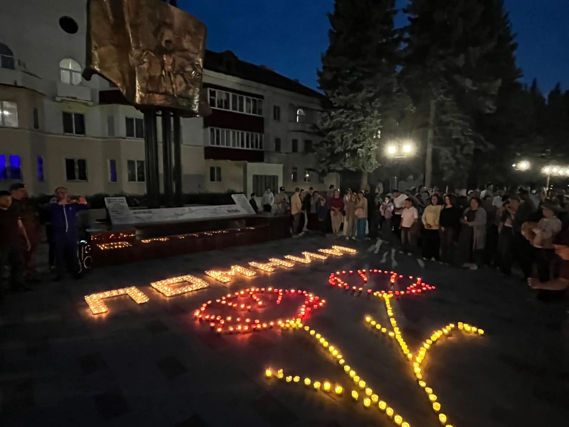 Школа 103 приняла участие в районном мероприятии « Свеча памяти» 🕯️почтив память героев Великой Оте