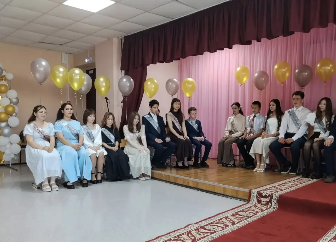 🎓 26 июня в актовом зале нашей школы царила особенная атмосфера: смесь радости, легкой грусти и бес