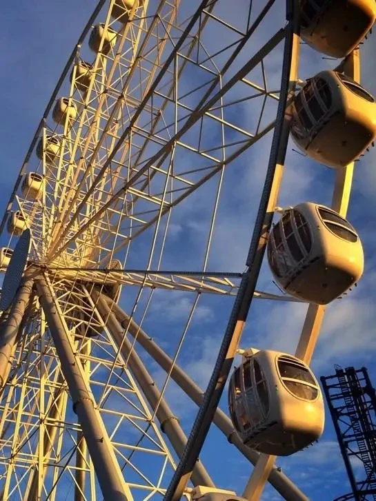 🎡 В парке «Диво Остров» на Крестовском острове теперь работает новое колесо обозрения — аттракцион 