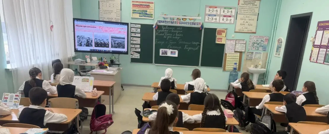 Каждый понедельник в нашей школе по традиции начинается с торжественной церемонии поднятия государст