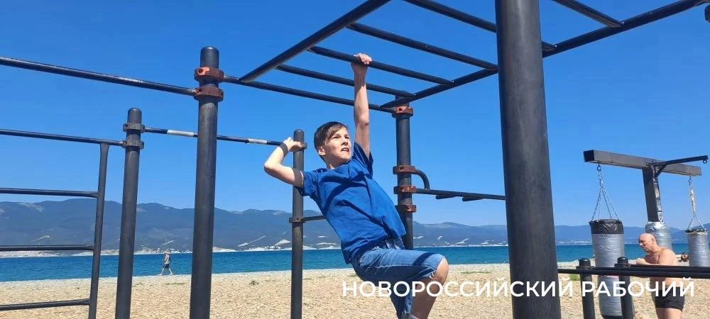 В Новороссийске народный спортзал у моря помогает дружить, не болеть и быть в прекрасно...