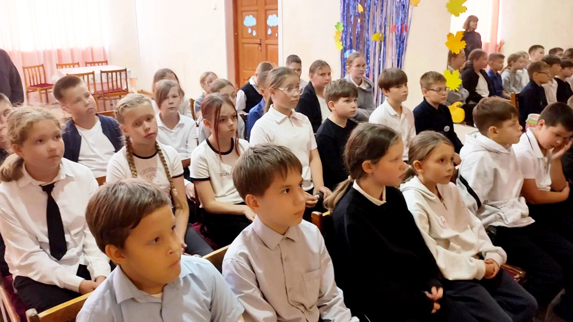 Ученики 4в класса побывали в библиотеке №17 на беседе, посвящённой Дню города Кирова. 🏛️