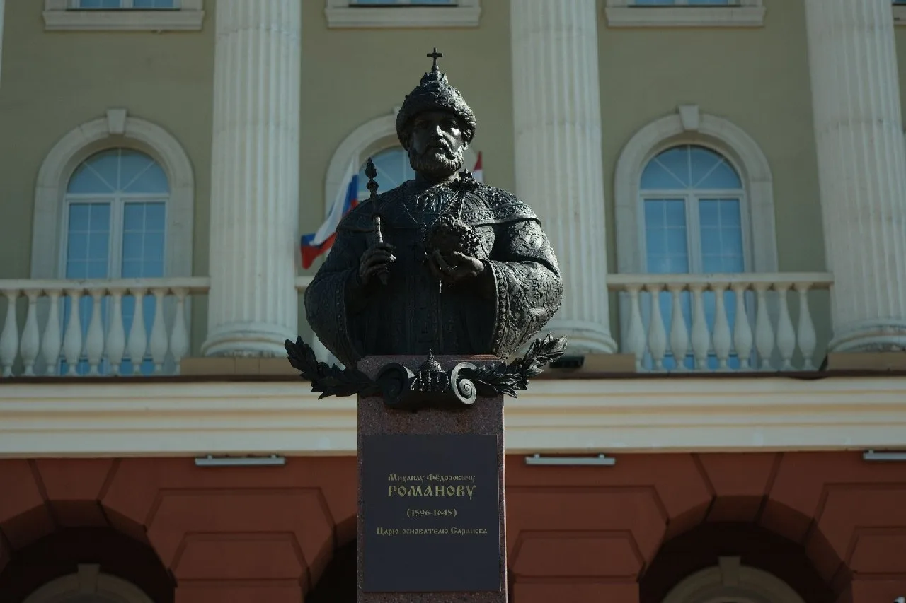 У входа в Республиканский краеведческий музей им. Воронина установили бронзовый бюст первому царю из