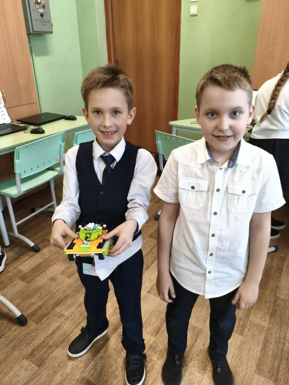 В преддверии Дня Победы 🕊️ в кружке робототехники под руководством Галины Никаноровны прошёл тематич