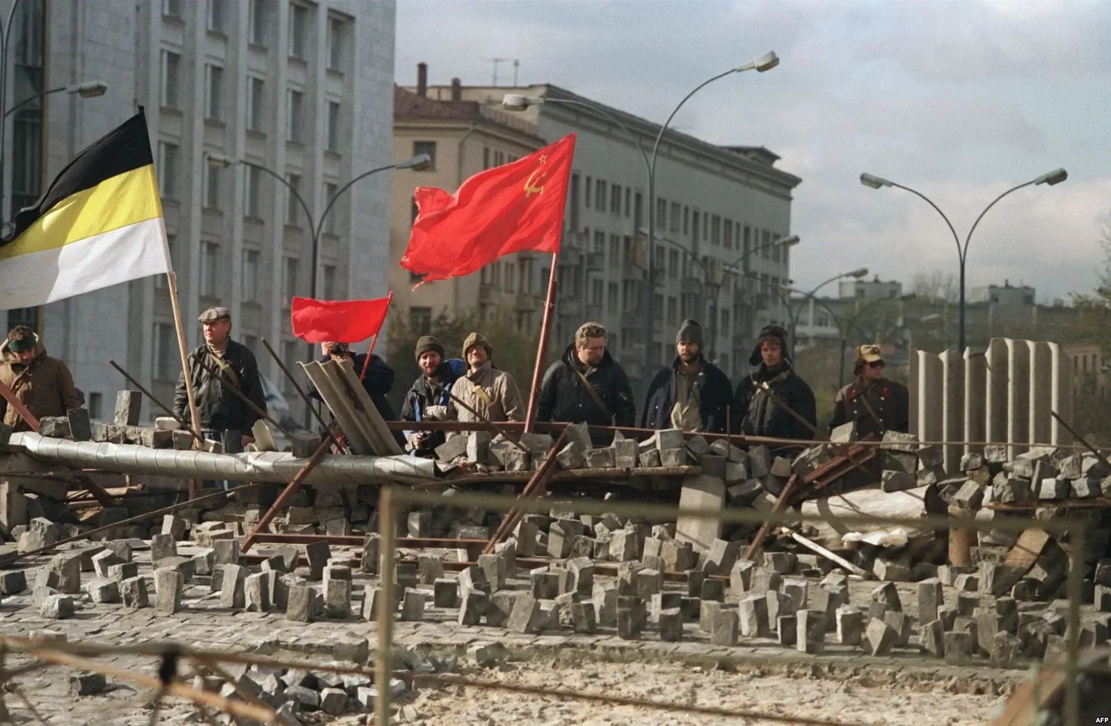 4 октября 1993 года в Москве танки расстреляли Белый дом – так Ельцин покончил с Верхов...