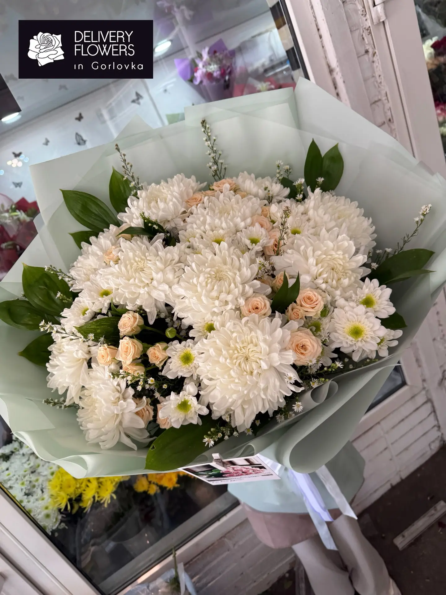 🤍🌼 Белые хризантемы + кремовые спрей-розы