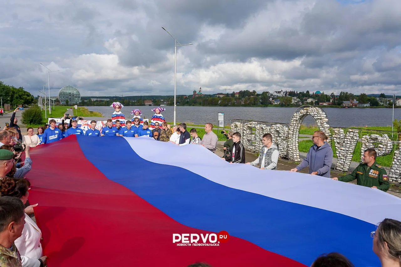 Жители Первоуральска на набережной Нижне-Шайтанского пруда развернули десятиметровый ро...