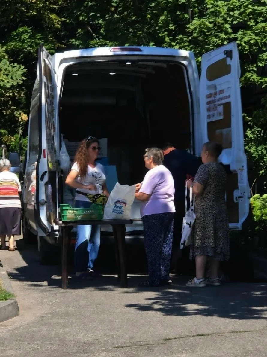 Сегодня к нам во двор приехала типа автолавка. Раздавали продукты ветеранам СВО и их се...