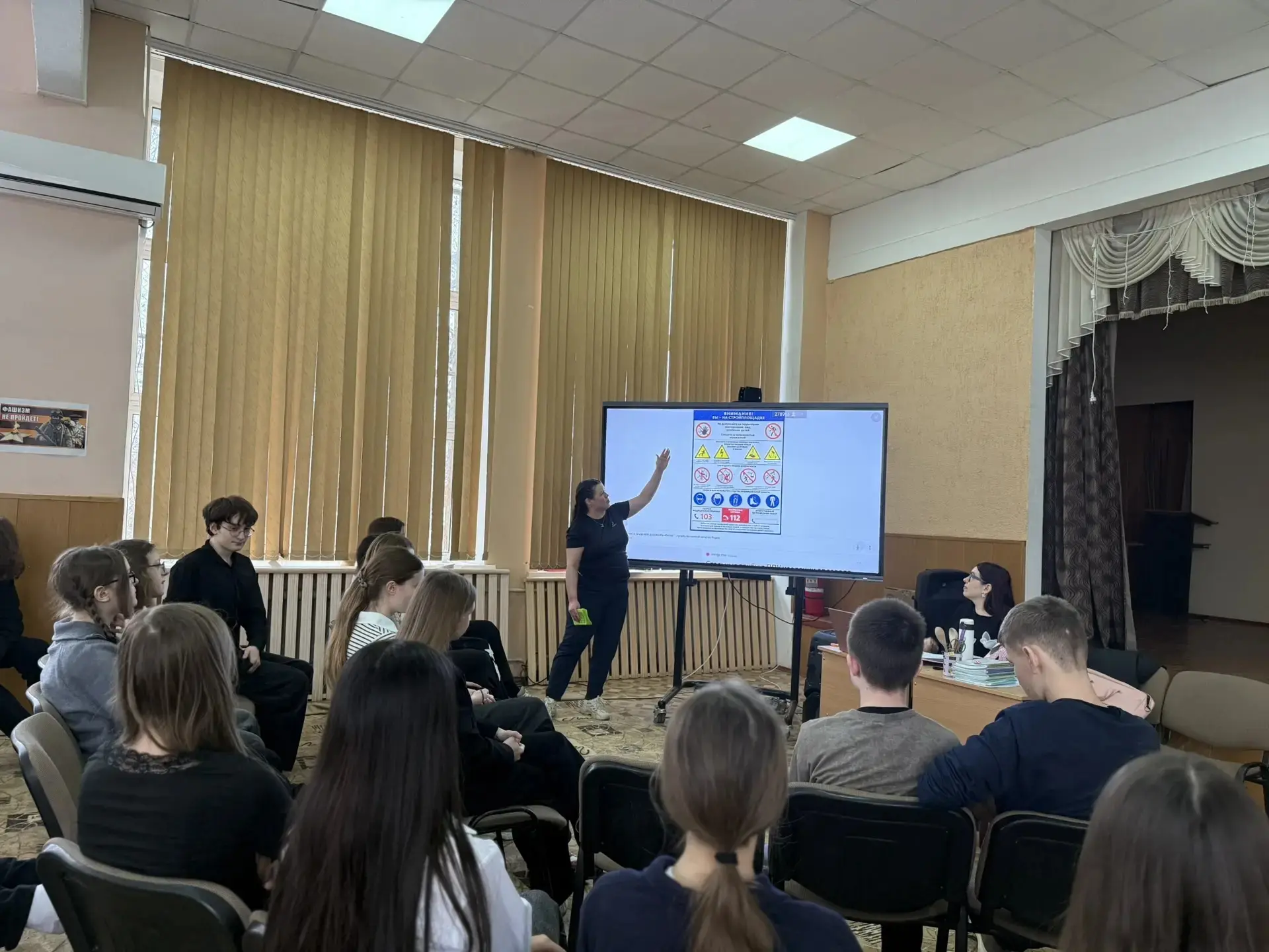 🏫Профилактическая беседа «Внимание! Опасность в зоне строительных объектов».🚧 ✅Советник директора по