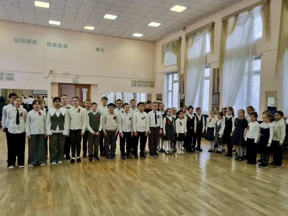 🇷🇺 Понедельник начинается с главного: Флаг и Гимн России!🇷🇺   Традиционно новая учебная неделя начал