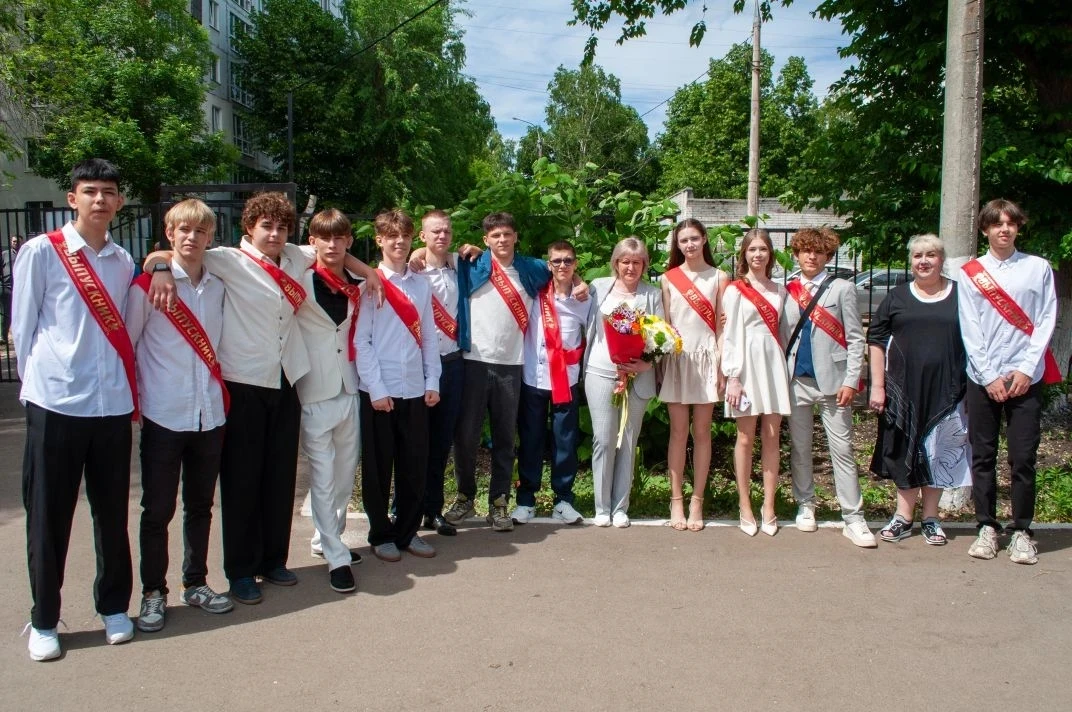 Последний звонок  прозвенел и для выпускников 9-ых классов🎉