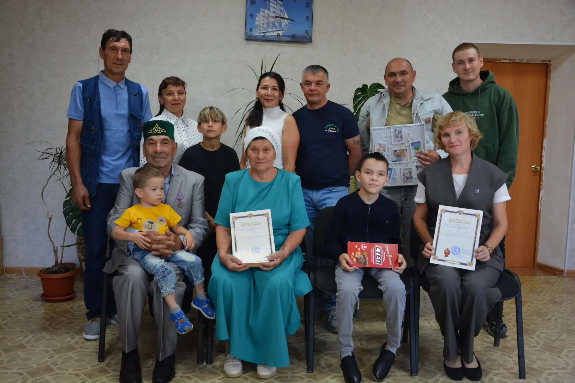 В редакции «Звезды Гафури» наградили победителей фотоконкурса «Моя любимая семья»! 🏆📸