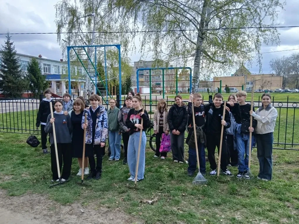 🧹 ПО ТРАДИЦИИ – К ЧИСТОТЕ! 🧹  В рамках месячника по благоустройству наши учащиеся и педагоги сегодня