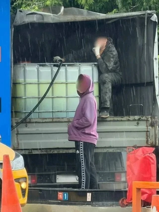 Оператор заправки: люди сходят с ума

⛽️ Из-за топливного ажиотажа в Миассе сотрудница АЗС рассказал