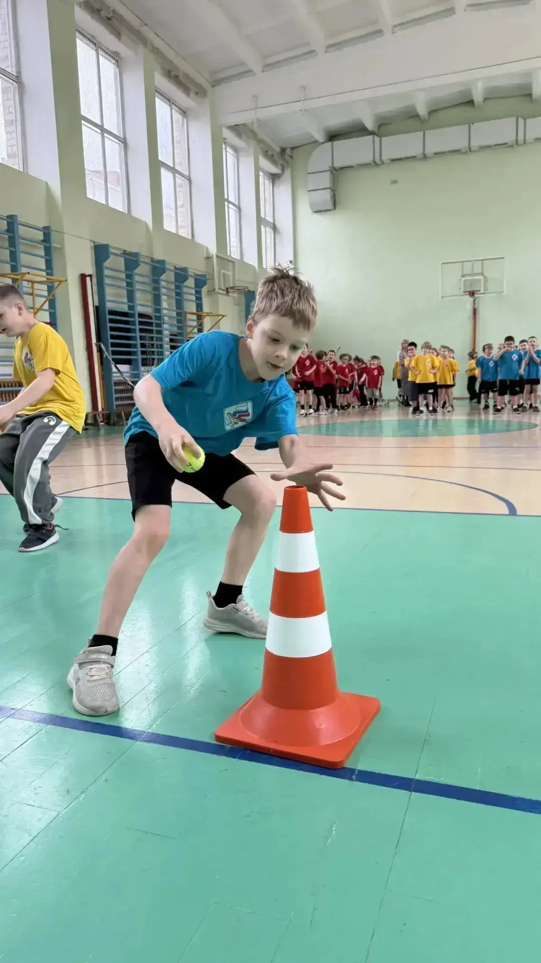 Спорт, дружба и море улыбок! 🏆  Каникулы у первоклассников начались с соревнований! В нашем спортивн