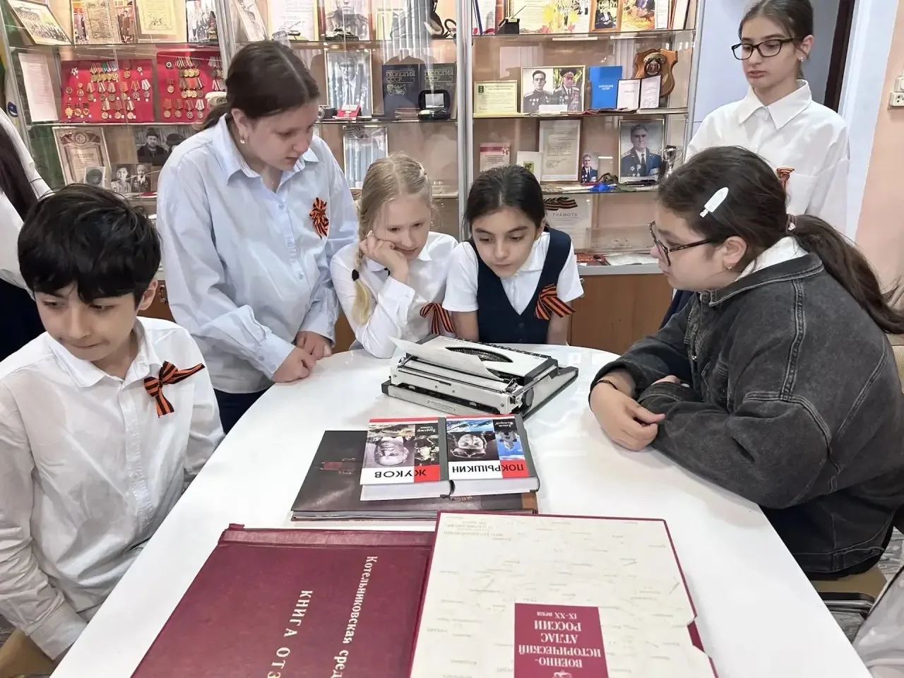 🎖 В рамках марафона «Наследники Победы» ученики 5«Э» класса побывали на экскурсии в музее Боевой Сла