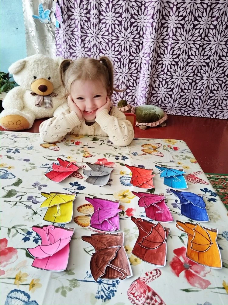 Сегодня учились подбирать одинаковый цвет зонтика и сапожек.