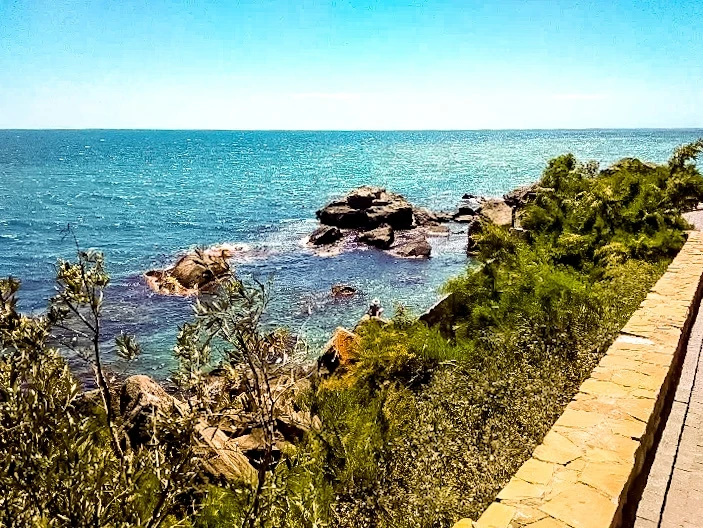 Алупка. Детский пляж. 2026г. Он словно драгоценный камень в обрамленье скал. 
 
Минуя камень Айвазов