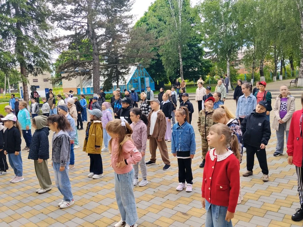 День в школьном лагере: старт незабываемых каникул! Утро началось с торжественной линейки, на которо