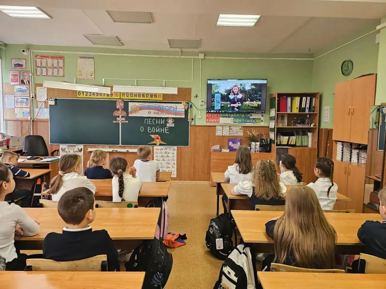 4 мая 2026 года в МОУ СОШ имени Д. И. Зернова прошла линейка и торжественная церемония поднятия флаг