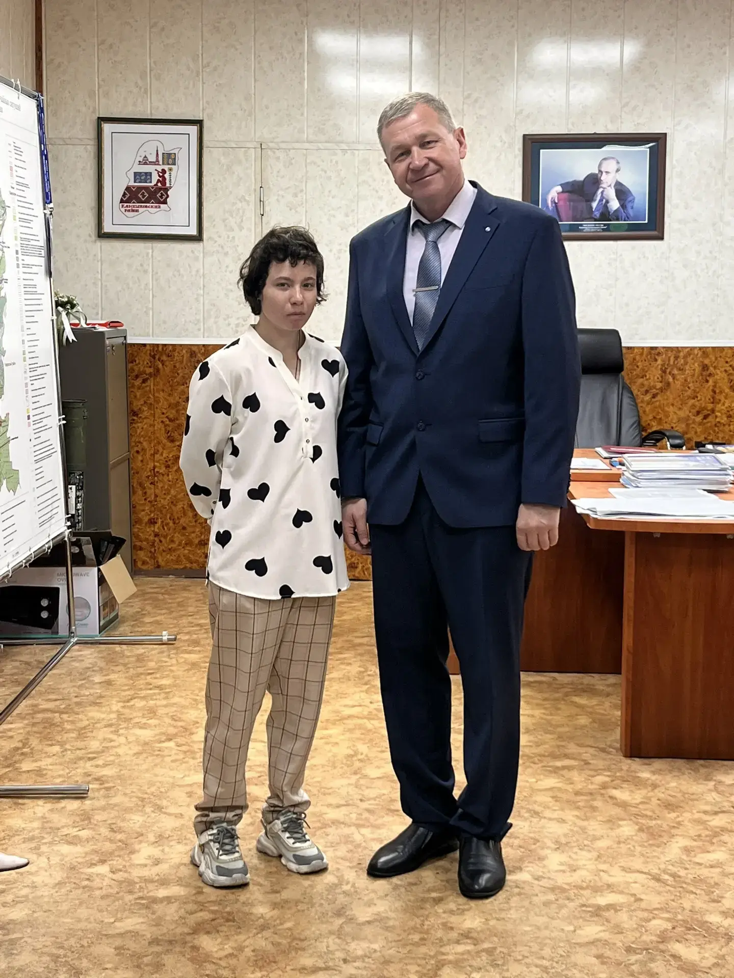🔑 Глава Камешковского округа Анатолий Курганский вручил ключи от благоустроенной квартиры Зениной Лю