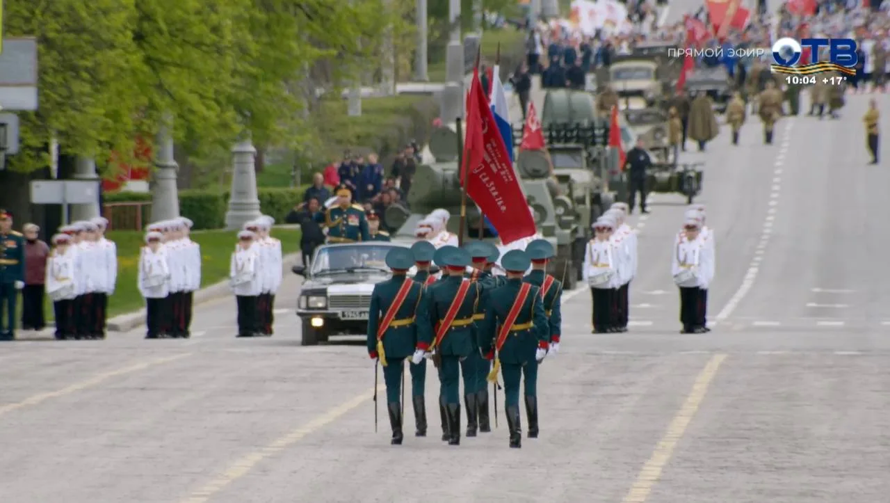 Торжественный парад Победы начался в Екатеринбурге.  По площади 1905 года пошли военные со знаменем 