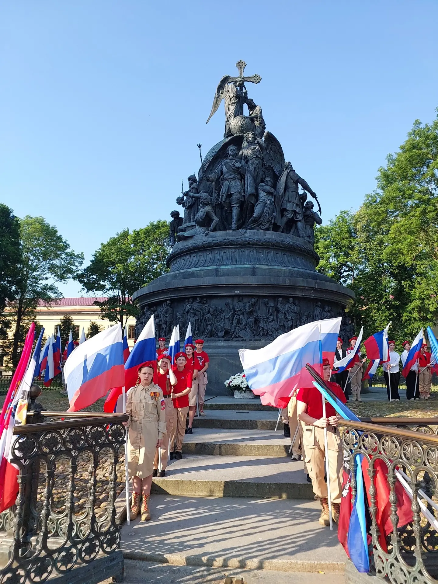 🇷🇺РАССВЕТЫ РОССИИ🇷🇺

В честь Дня России наш школьный отряд «Юнармии» принял участие во всероссий