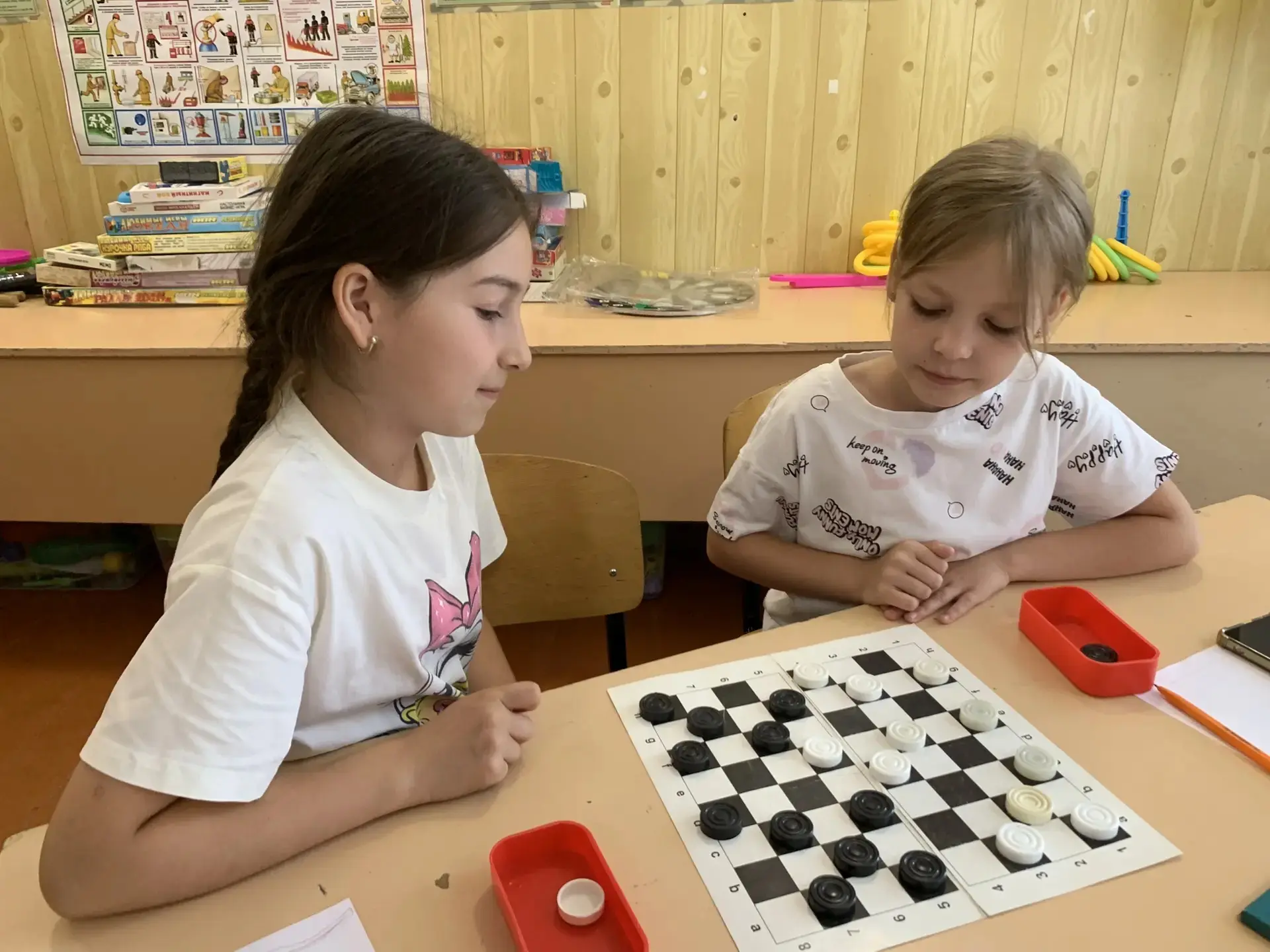 ♟️ 17 июня в лагере с дневным пребыванием детей «Радуга» 🌈 состоялся традиционный турнир по шашкам 