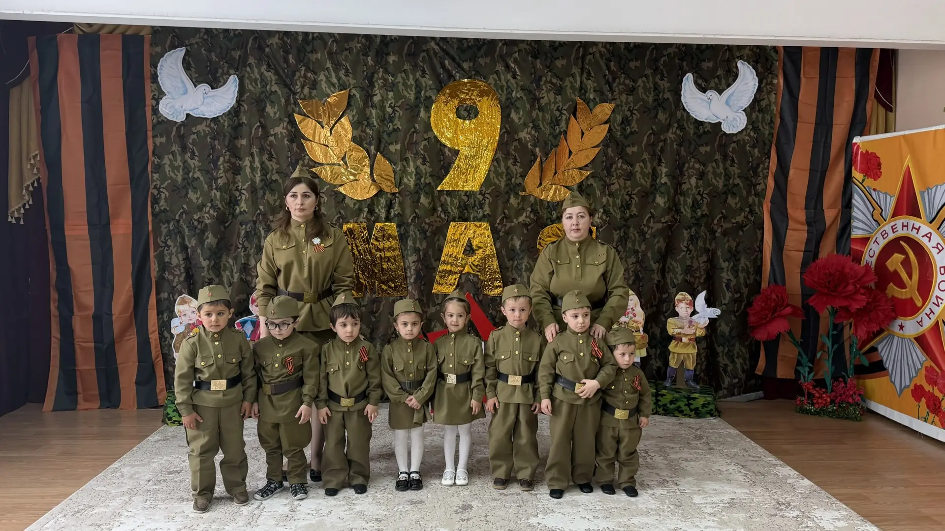В младшей группе было по - настоящему волнительно. Мы провели утренник к 9 Мая.