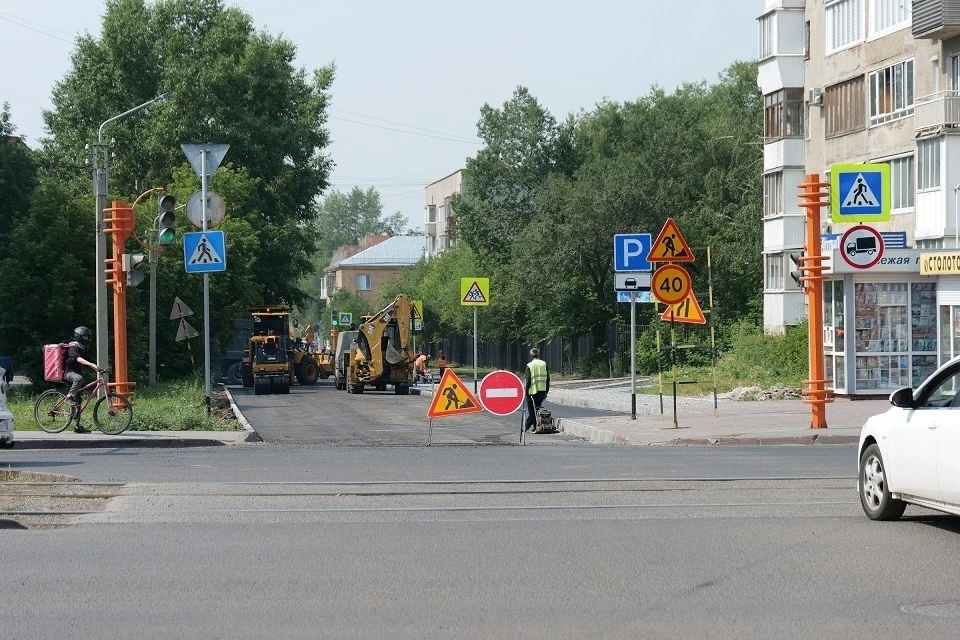 В преддверии нового учебного года завершается обновление дорожной инфраструктуры, ведущ...