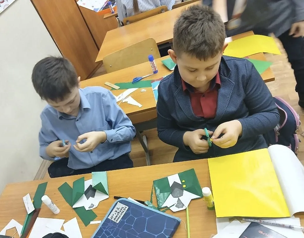 🎉 С духом патриотизма и гордостью за наших защитников наставники-старшеклассники провели серию масте