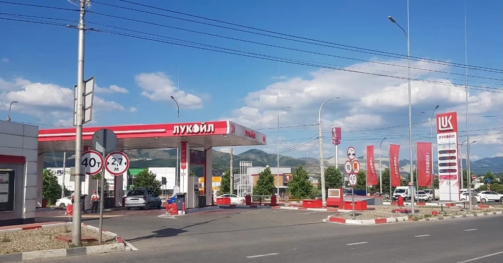 На нескольких АЗС «Лукойл» в Новороссийске перестали отпускать бензин

На заправках «Лукойл» в Новор