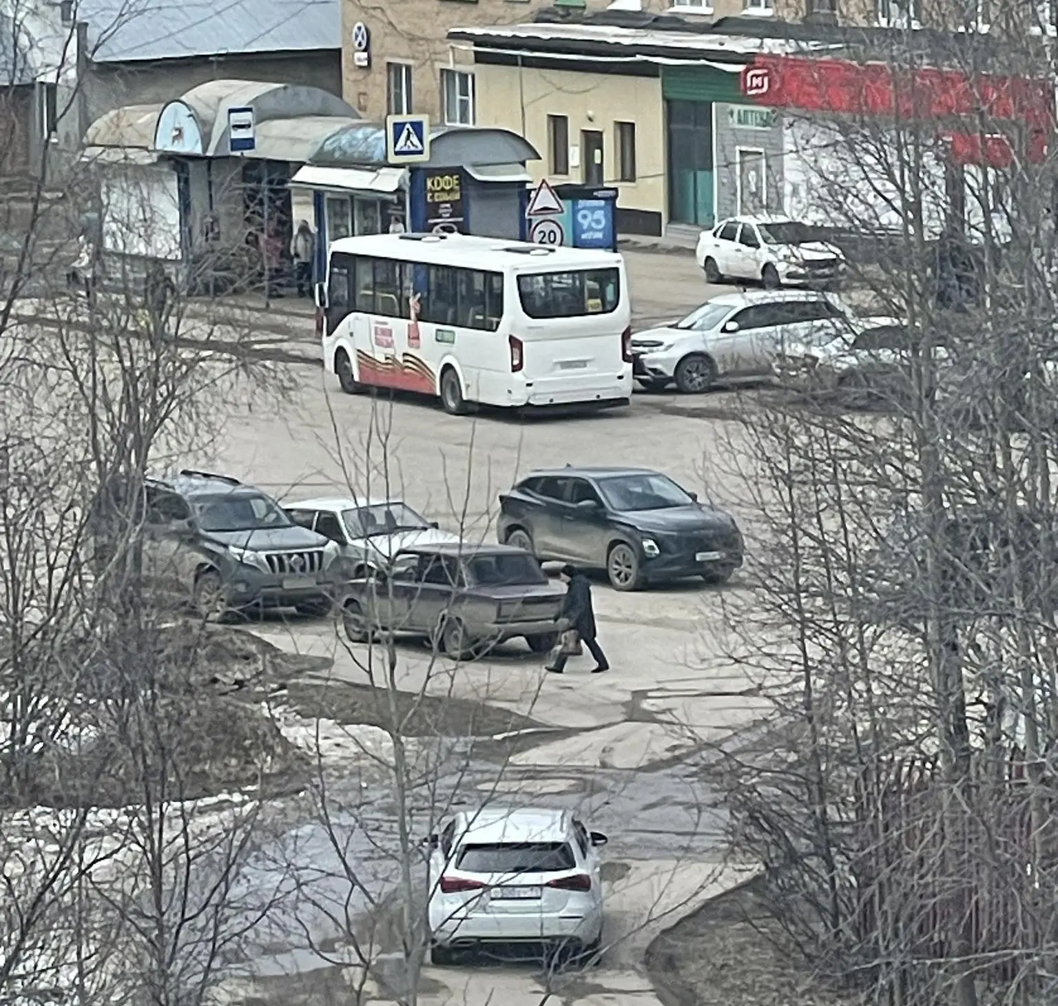📌 В пгт. Ярега ограничат парковку у памятника «Слава защитникам Отечества»