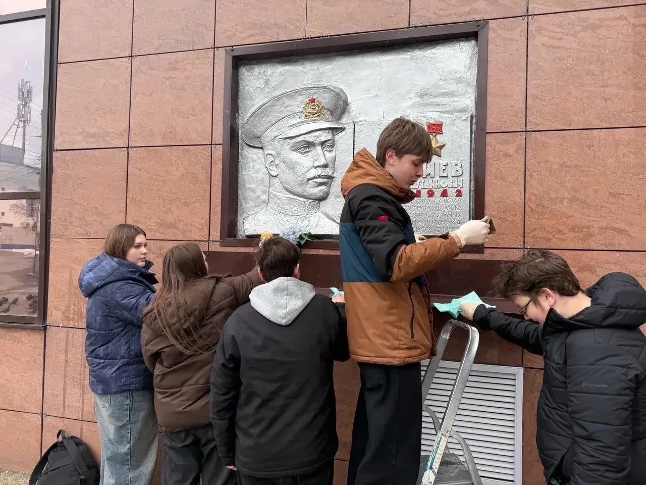 Ученики 9 «Б» класса под руководством классного руководителя Натальи Юрьевны вместе с родителями при