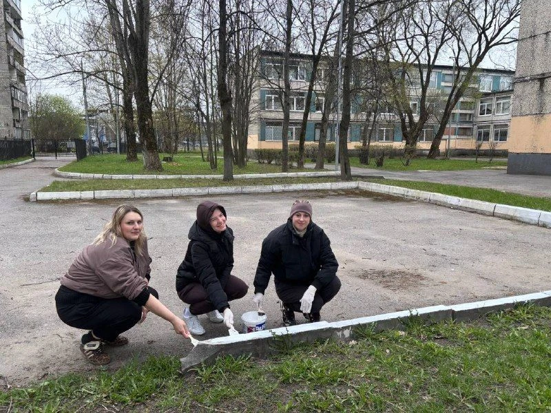 Субботник — дело семейное!  В прошлую субботу наша школа преобразилась!  И это стало возможным благо