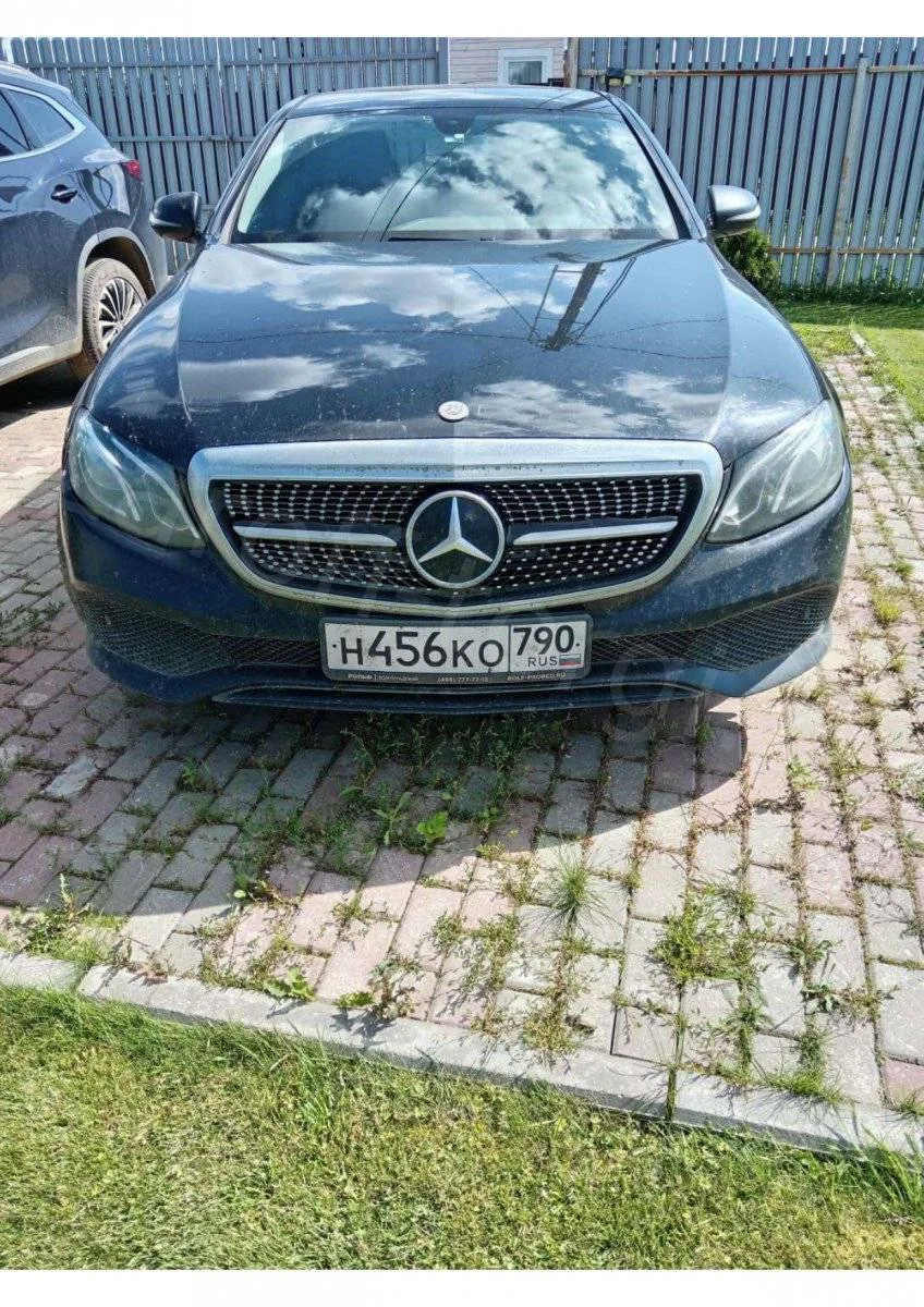 Седан бизнес-класса Mercedes-Benz E200 2016 года выпуска реализуется в рамках публичног...