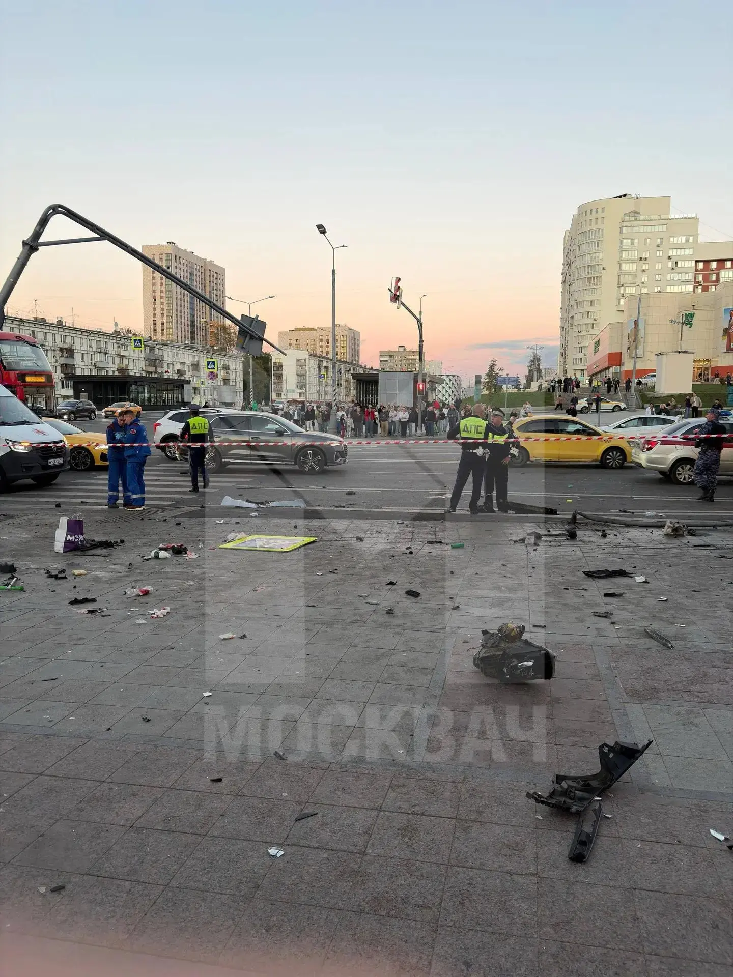 😨 Внедорожник влетел в толпу пешеходов после ДТП на юго-западе Москвы.