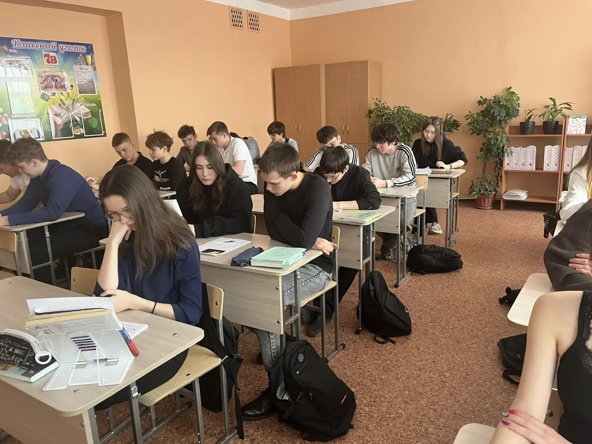 Накануне Дня космонавтики на уроке русского языка учащиеся 9М класса анализировали текст о космосе. 