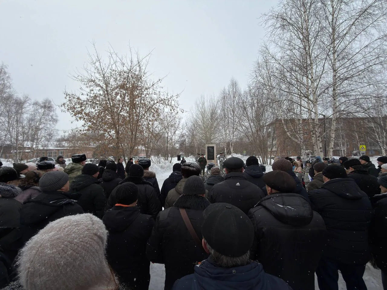 Им, мужеством вечным своим поражающим, Прошедшим огонь и сквозь дым, Стоит в тишине у гранитного кам