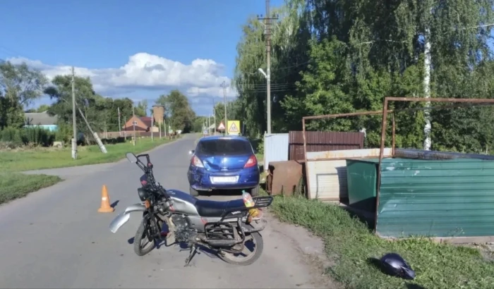 В Мичуринском округе несовершеннолетний мотоциклист врезался в припаркованный автомобиль