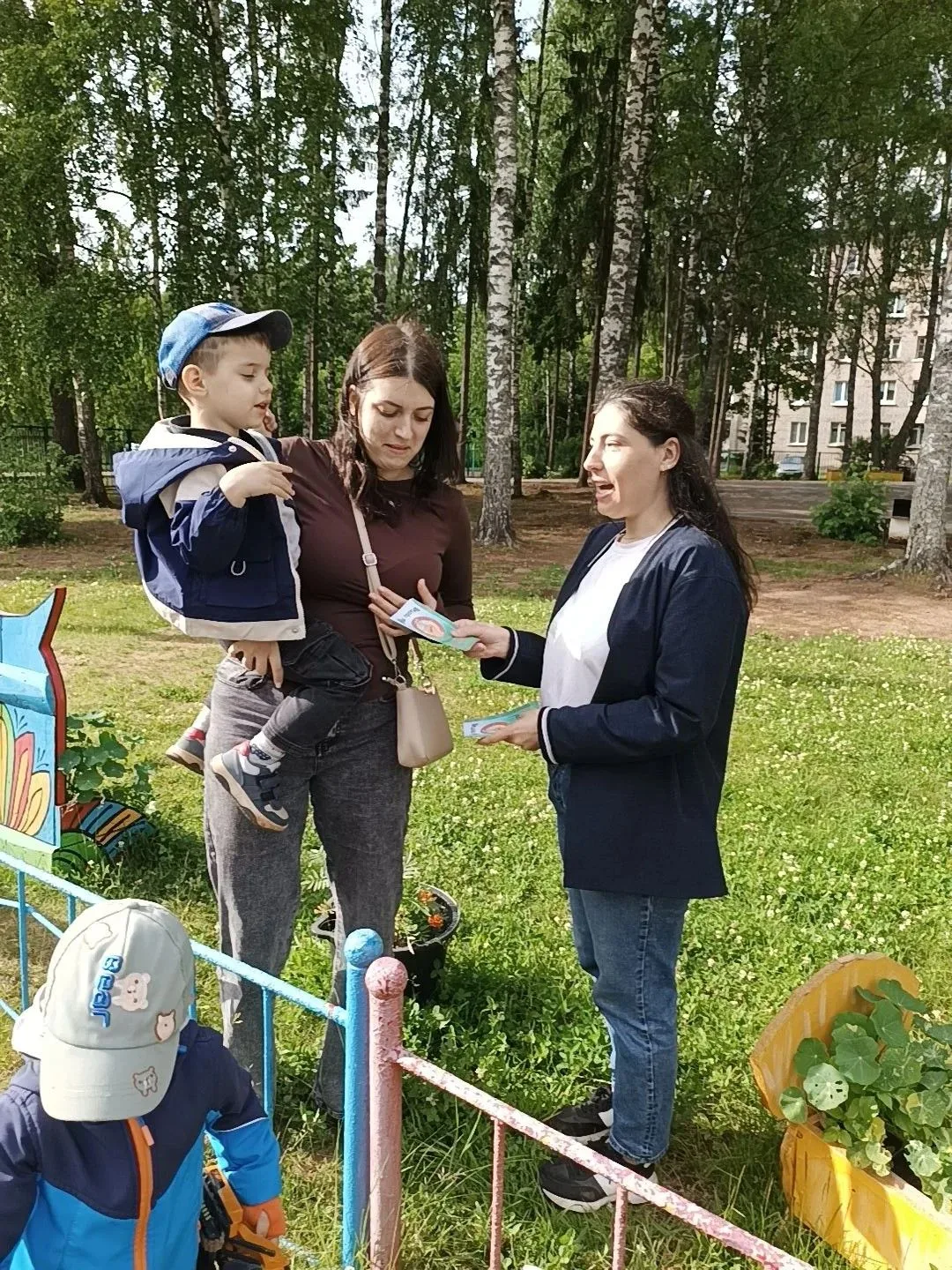 В нашем саду состоялась акция по информированию родителей: каждому были вручены красочные брошюры и 