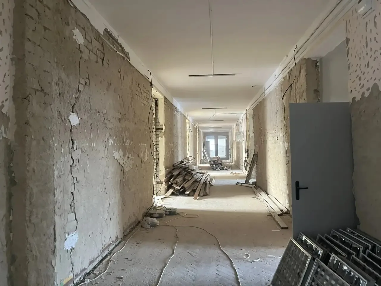 В МБОУ «Гимназия №14 г. Йошкар-Олы» ведутся масштабные демонтажные и электромонтажные работы в рамка