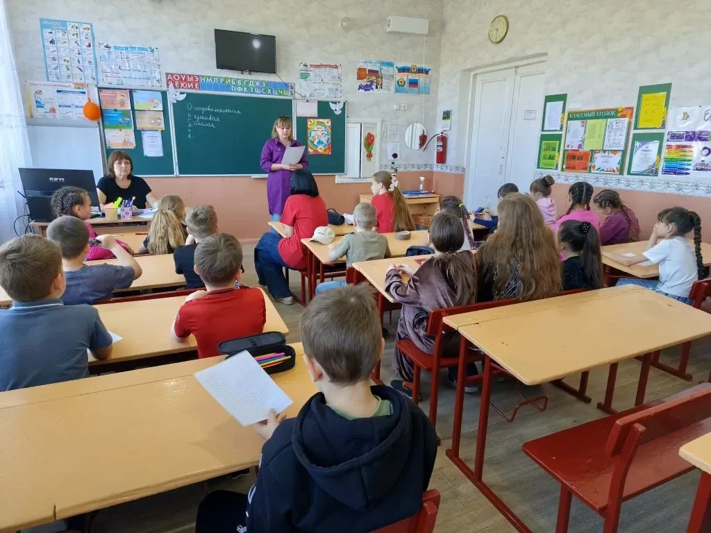 В летних пришкольных оздоровительных лагерях  медсестры ГБУЗ "КЛГДБ" ЛНР проводят темат...