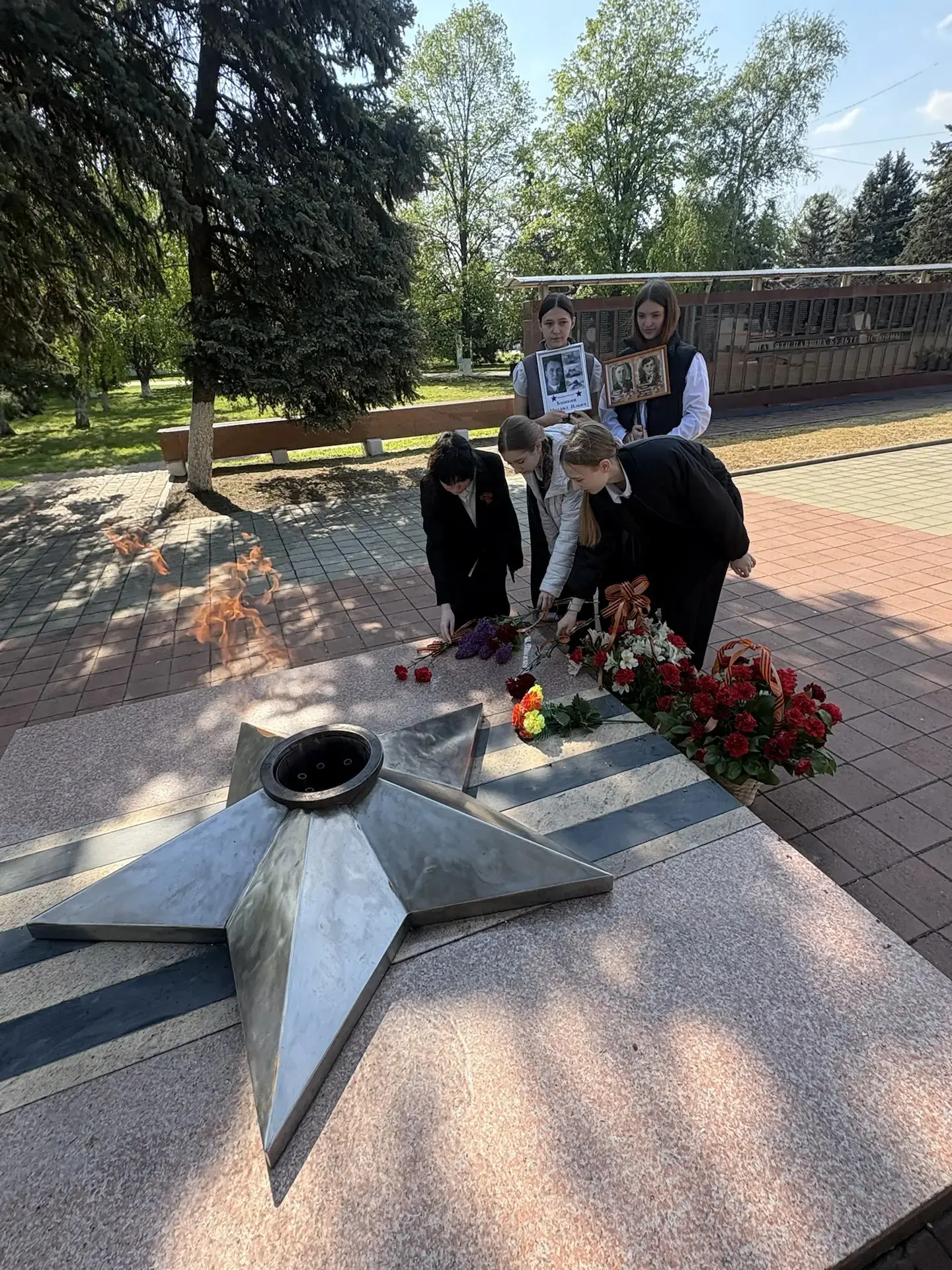 ✏️В День Победы учащиеся школы возложили цветы к памятнику героям войны, отдав дань памяти тем, кто 