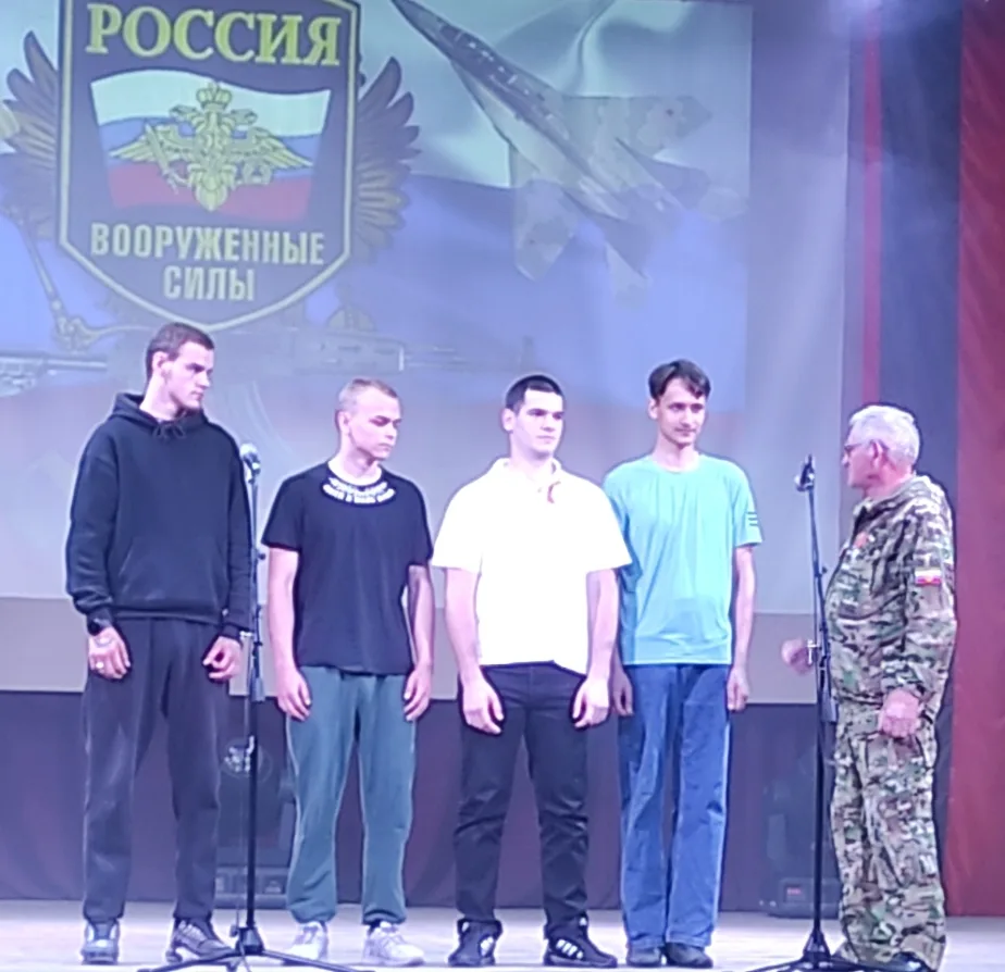 В рамках благотворительного концерта зрители и участники приветствовали юношей, ожидающих повестки в