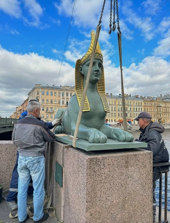 Куда опять сбежали сфинксы с Египетского моста? 🕵️‍♂️