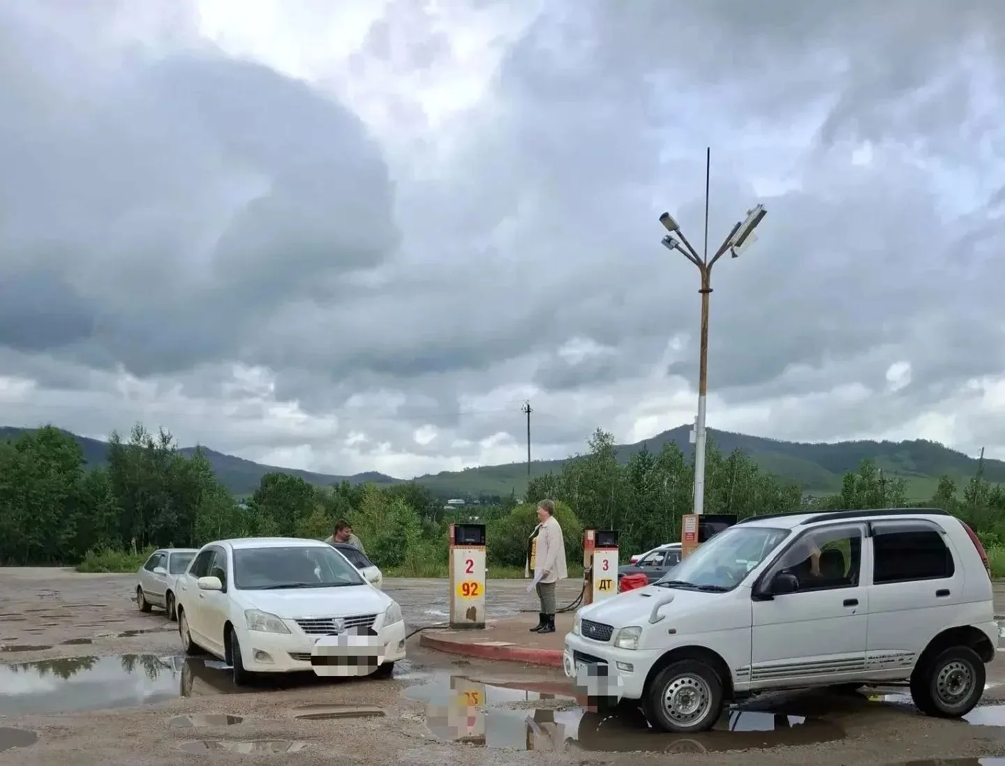 Волонтеры работают АЗС №94 в Балее

Постовые волонтеры сформированы из числа муниципальных служащих,
