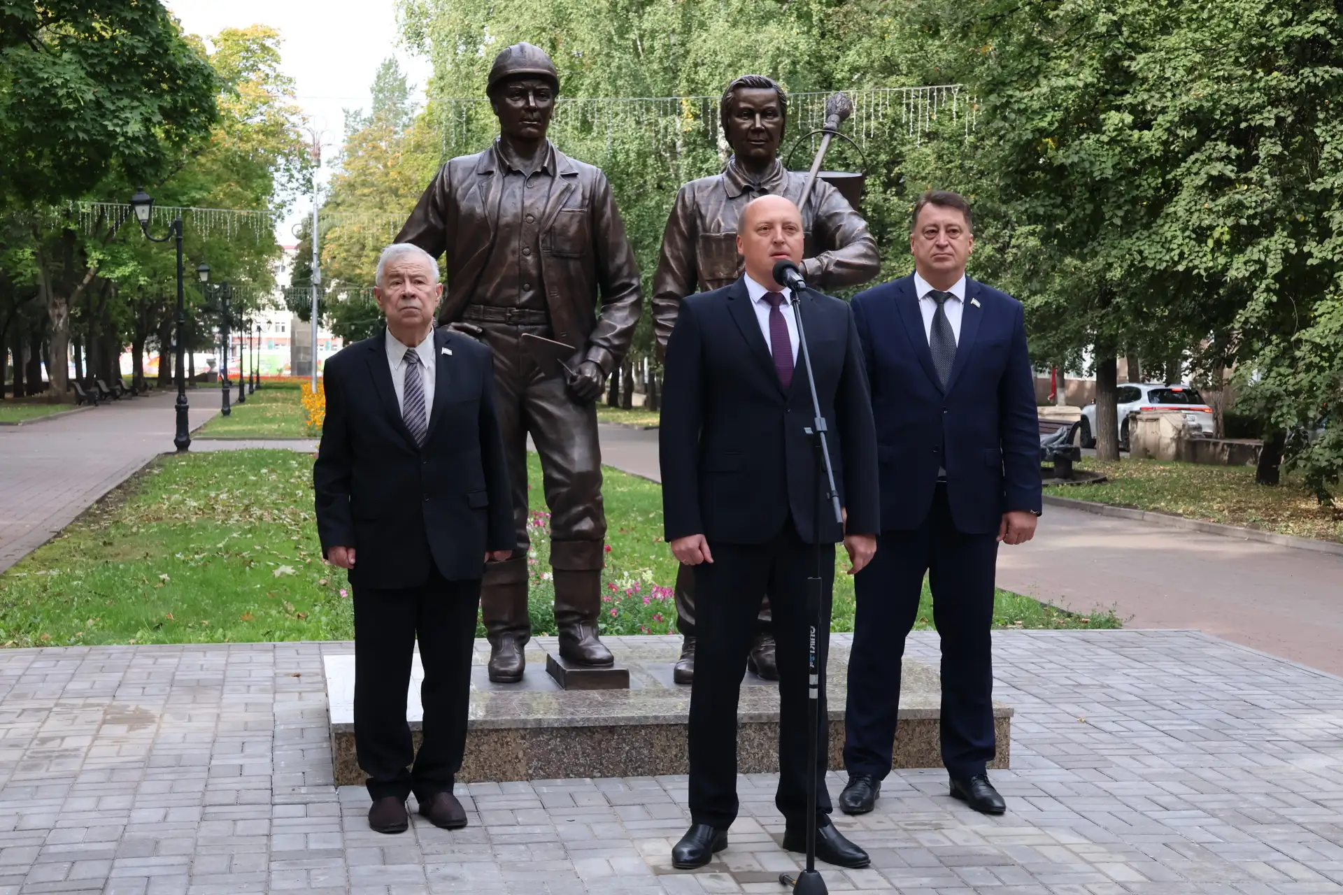 Сегодня, в канун празднования 80-летия Октябрьского, мы открыли памятник строителям.