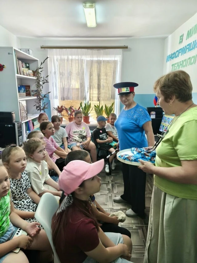 🌼👮🚨🚓День безопасности на площадке «Родные просторы»

Сегодняшний день на летней пришкольной площ